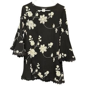 Sassybling Boutique Shift Dress Black with Ivory Embroidery Size Small‎